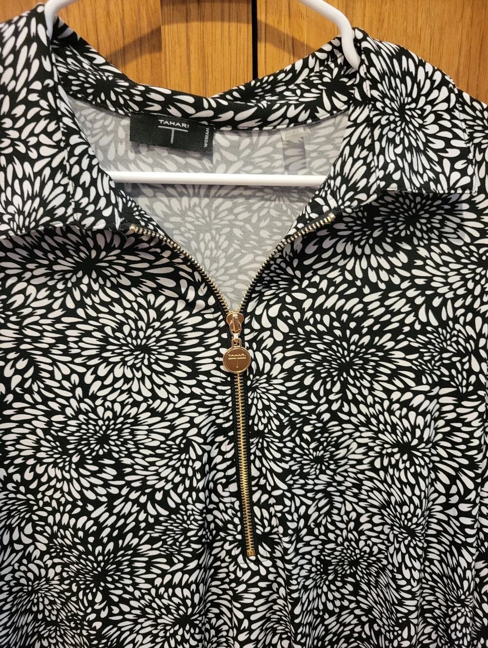 Tahari Liquid Knit Top 1x - Picture 3 of 11